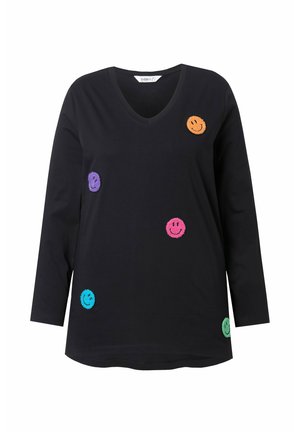 Camisa negra de manga larga con cuello en V que presenta cinco coloridos bordados de caritas sonrientes en rosa, verde, azul, púrpura y naranja, con una textura suave.