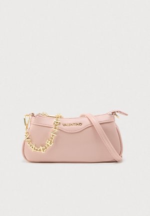 Liten skulderveske i blush rosa Valentino-skinn med gullkjededetalj og logo, glidelåslukking, og justerbar rem på hvit bakgrunn.