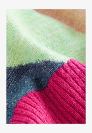 Pletenina s kombinací zelených, modrých a růžových částí s různými texturami; obsahuje žeberní a hladké oblasti.