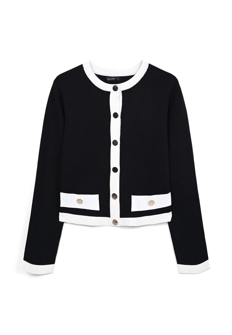 Gilet court noir avec des accents blancs, dotée d'un col rond, d'une fermeture à boutons à l'avant et de deux poches horizontales avec des boutons métalliques.