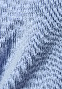 Himmelblaues Strickgewebe mit gerippter Textur, das gleichmäßig verteilte vertikale Linien zeigt und ein weiches, dehnbares Aussehen hat.