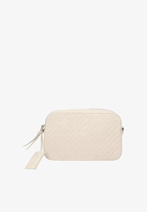 Pochette rettangolare in pelle crema con motivo in rilievo, chiusura con zip e un accento a frange laterale. Design compatto adatto per piccoli oggetti essenziali.