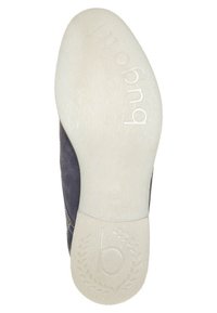 Scarpa blu navy con tomaia in morbido suede, suola bianca in gomma flessibile, caratterizzata da una forma rotonda e logo in rilievo sulla suola.