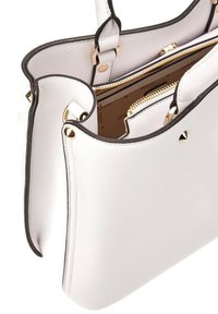 Borsa in pelle bianca con hardware dorato, rifiniture nere a contrasto e molteplici scomparti con zip. Texture liscia con dettagli decorativi.