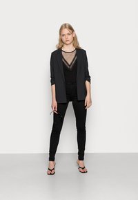 Pieces PCSHAPE UP SAGE - Prigludę džinsai - black