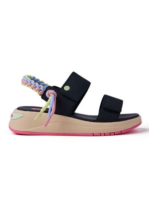 Sandali in tessuto nero con suola spessa beige, dettagli rosa e cinturino intrecciato multicolore. Dotati di cinturini regolabili per una vestibilità ottimale.