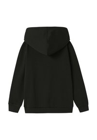 Sweat à capuche noir avec une texture douce, doté de manches longues et d'un coupe décontractée. Pas d'impressions ni de décorations visibles.