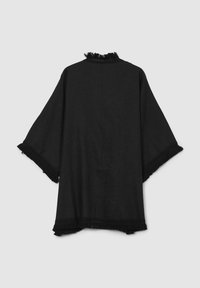 Czarny top w stylu kimono, z krótkimi rękawami i postrzępionymi krawędziami, wykonany z lekkiego materiału, o luźnym kroju i wysokim dekolcie.