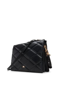 Svart kviltad crossbody-väska med en strukturerad form, prydd med en guldtriangel-accent och en avtagbar rem. Tillverkad av slät syntetisk material.
