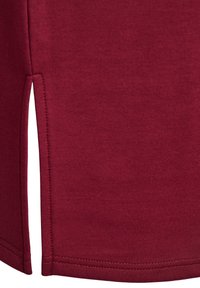 Bordeaux brei kledingstuk met een zijspleet, een soepele textuur en een rechte zoom met dubbele stiksels. Het ontwerp benadrukt eenvoud.
