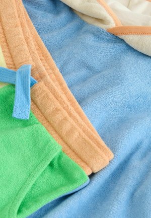 Bunte Handtücher in Blau, Grün, Orange und Gelb aus Frottee mit weicher Textur, verziert mit kontrastierenden Besätzen und Bindebändern.