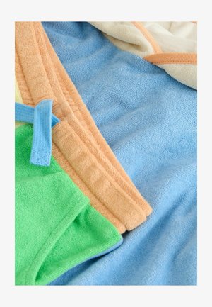 Kleurrijke handdoeken in blauw, groen, oranje en geel badstof met een zachte textuur, voorzien van contrasterende rand en strikaccenten.