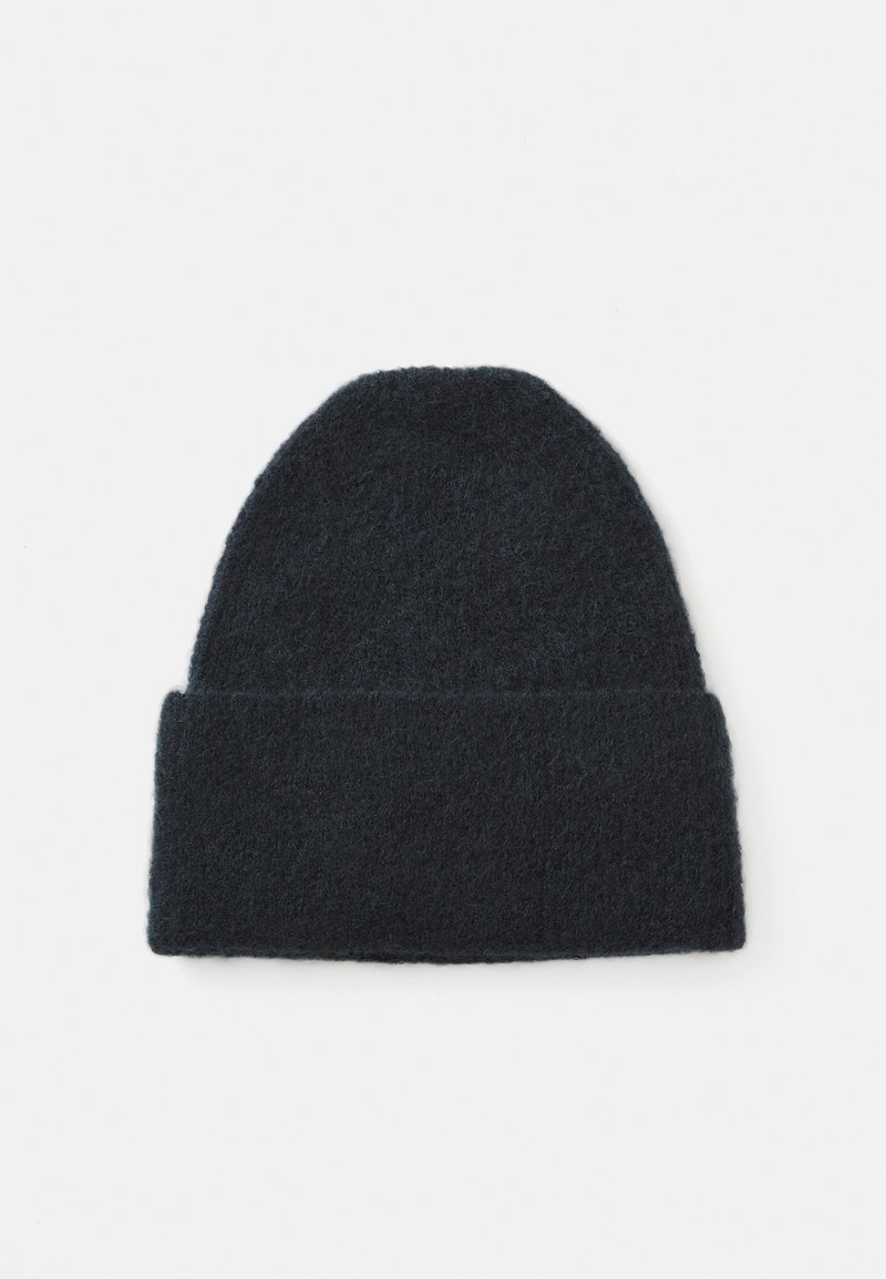 Donkergrijze wollen beanie met een zachte, textuurachtige afwerking. Heeft een omgeslagen manchet en een afgeronde bovenkant, ontworpen voor warmte en comfort.