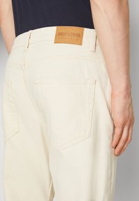 Only & Sons ONSAVI CROP  - Jeans Tapered Fit - ecru