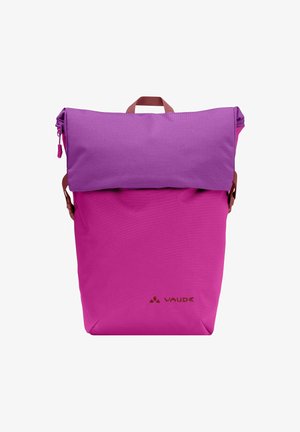 Helles pinkes Rucksack mit einer lila Rollverschlussklappe und braunem Griff, mit dem Vaude-Logo auf der Vorderseite.