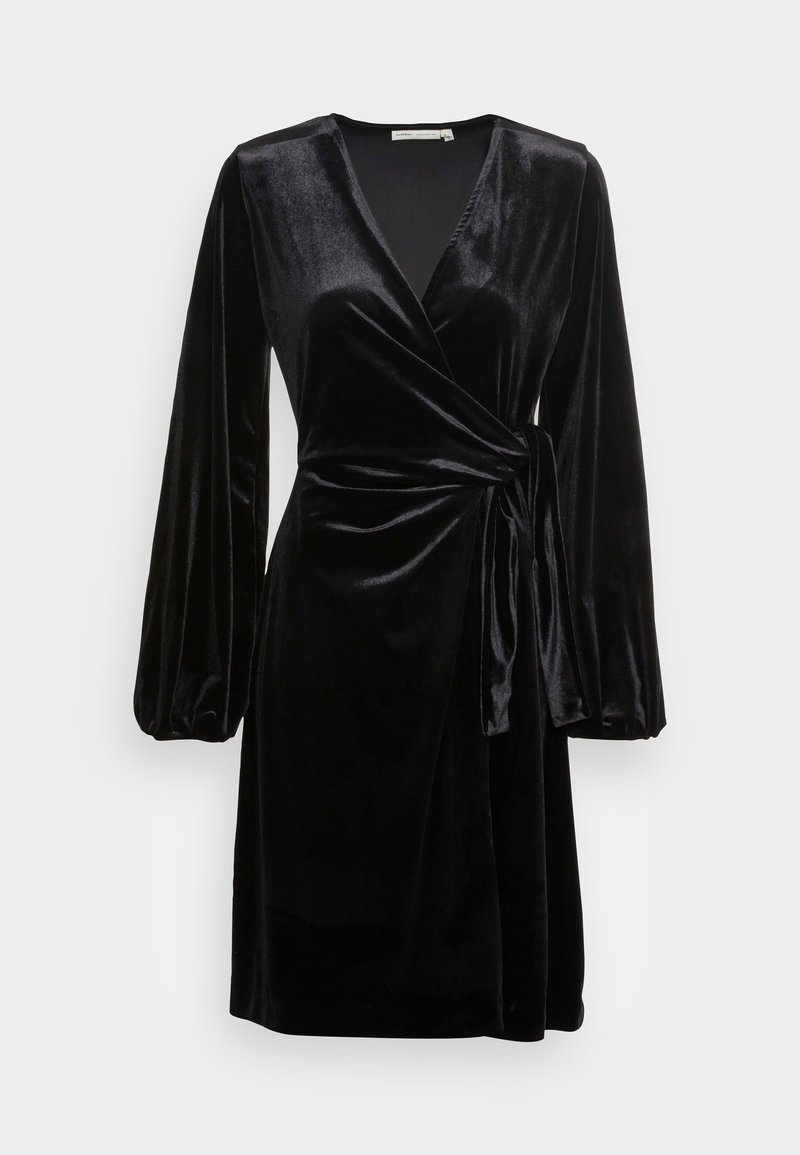 Schwarzes Samt-Wickelkleid mit langen Puffärmeln, tiefem V-Ausschnitt und einer gebundenen Taillendetails. Sanfte Textur und glatter Glanz.