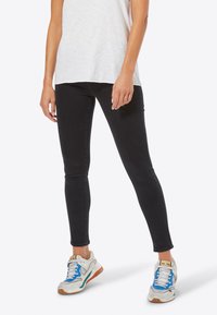 Rich & Royal NACHHALTIGE BLACK SATIN JEANS - Aptempti džinsai - denim black