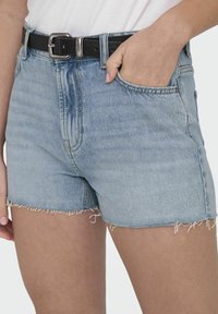 Shorts in denim azzurro chiaro con orlo sfilacciato, dotati di tasche frontali e una cintura nera con fibbia argentata. Abbigliamento casual per tutti i giorni.