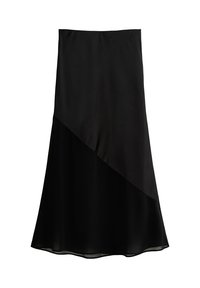 Jupe noire avec une finition satinée lisse. Présente un design asymétrique avec des panneaux superposés, un tissu fluide et une silhouette évasée.