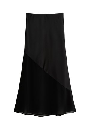 Jupe noire avec une finition satinée lisse. Présente un design asymétrique avec des panneaux superposés, un tissu fluide et une silhouette évasée.