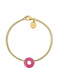 Pulsera de metal en tono dorado con cadenas trenzadas dobles que presentan un acento circular rosa en el centro. Incluye un cierre de langosta y una etiqueta con el logo.
