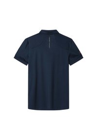 Tummansininen polo-paita, lyhythihainen, erottuu hienovaraisella tekstuurilla. Varustettu kauluksella, takana logotunnuksella ja punaisella yksityiskohdalla hihassa.