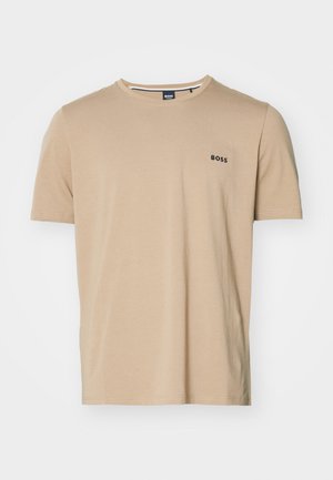 Tricou din bumbac bej cu guler rotund și mâneci scurte. Prezintă un mic logo negru "BOSS" pe pieptul stâng. Textură netedă.