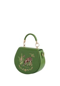Groene handtas met handvat aan de bovenkant, gouden beslag en geborduurd ontwerp van een jonge hert, vlinder, bloemen en bladeren aan de voorkant.