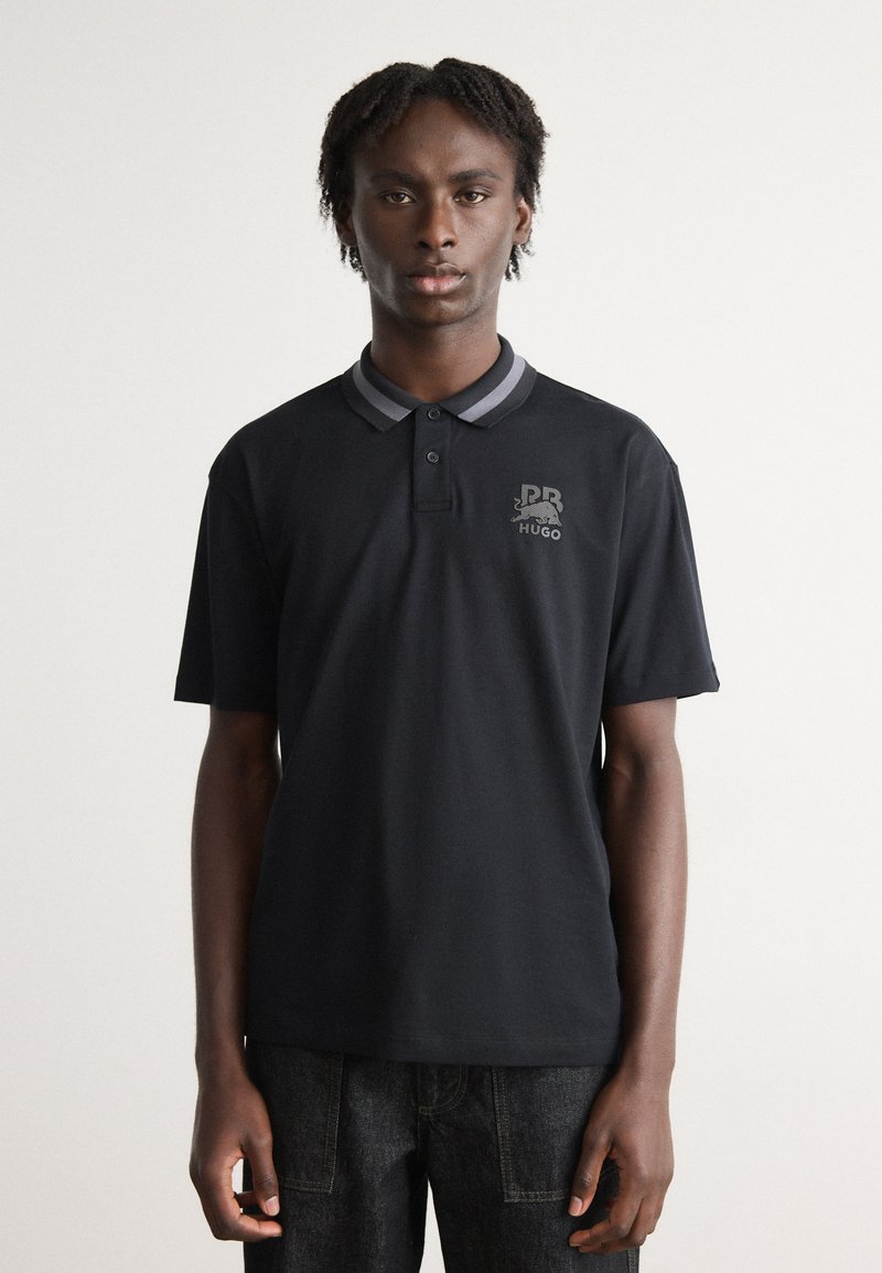 Zwarte polo met een grijs gestreepte kraag, voorzien van een geborduurd logo op de borst. Gemaakt van een gladde, ademende stof.