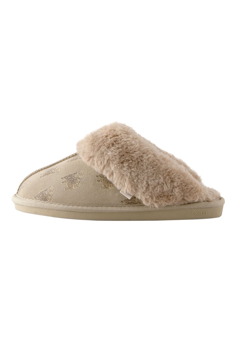 Chaussons beiges en peluche avec une tige en fourrure douce et un motif animalier subtil, dotés d'un bout arrondi et d'une semelle plate pour le confort.