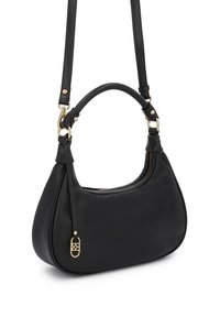 Sac à bandoulière en cuir noir avec forme courbée, ferrures dorées, poignée courte, bandoulière longue amovible et un petit porte-bonheur décoratif.