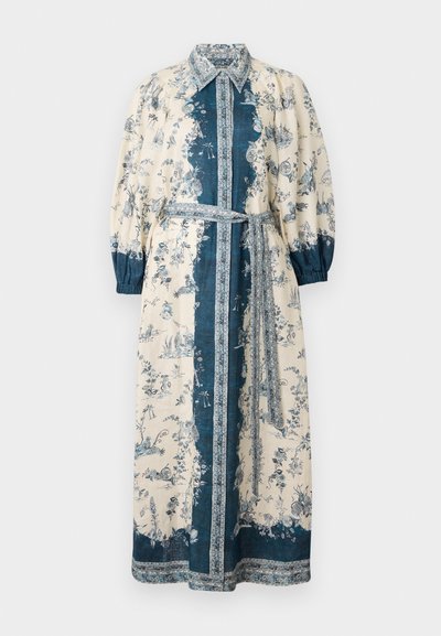Pitkä paitamekko vaaleassa ja sinisessä kankaassa, jossa on kukka- ja maisemakuoseja. Mukana kaulus, puffihihat ja yhteensopiva vyö.