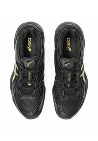 Schwarze Sportschuhe mit strukturiertem Obermaterial, goldenen Akzenten, runder Zehenform und Schnürsystem. Polsterung sichtbar an der Sohle.