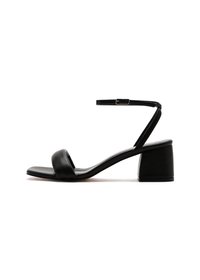 Sandales à talons noires avec une tige en cuir lisse, présentant une large sangle sur l'orteil et une sangle fine à la cheville. Le talon épais offre de la stabilité.