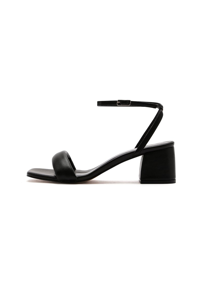 Sandales à talons noires avec une tige en cuir lisse, présentant une large sangle sur l'orteil et une sangle fine à la cheville. Le talon épais offre de la stabilité.