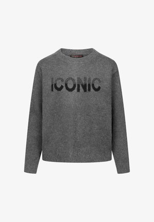 Grijze gebreide trui met lange mouwen en een ronde hals. Zwarte "ICONIC" tekst is prominent weergegeven op de voorkant.