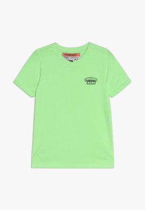 Hellgrünes T-Shirt mit kurzen Ärmeln und Rundhalsausschnitt und kleinem schwarzen "Vingino Original Jeans" Logo auf der linken Brust.