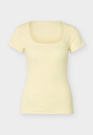Ανοιχτό κίτρινο ριμπ μπλουζάκι με κοντά μανίκια, τετράγωνη λαιμόκοψη και λεπτό κεντημένο λογότυπο στο στήθος.
