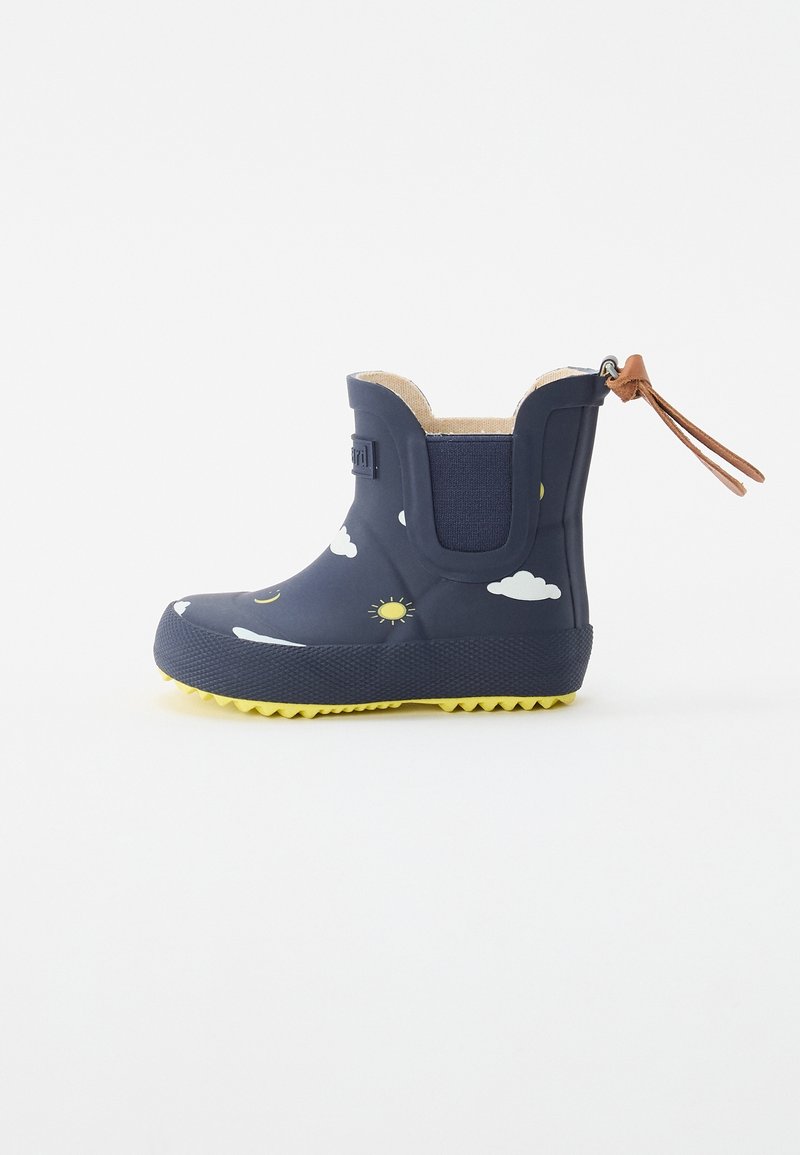 Botte de pluie pour enfant bleu marine avec semelle jaune, motifs de soleil et de nuage, panneau latéral élastique et languette de traction marron sur fond blanc.