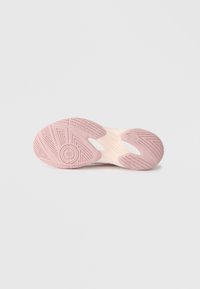 Ροζ καουτσούκ σόλα με υφές και σχέδια πρόσφυσης και λευκές λεπτομέρειες. Ελαφρώς καμπυλωμένο σχήμα; διαθέτει κοψίματα για ευελιξία.