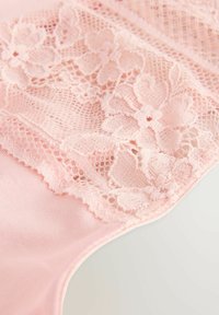 Roze kant lingerie met een bloemenkant paneel gecombineerd met gladde stof. Fijne textuur met ingewikkelde patronen en zachte randen.