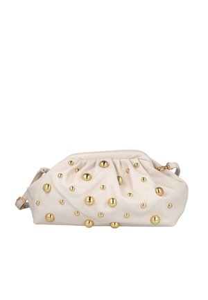 Bolso de mano beige suave con pliegues, decorado con tachuelas esféricas doradas brillantes de varios tamaños y una correa de cuero con hebilla dorada.