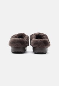 Crocs UNISEX - Papuče - espresso
