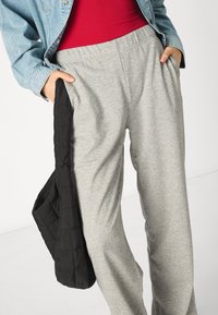 Pieces PCCHILLI SUMMER WIDE PANTS - Auduma bikses - light grey melange
