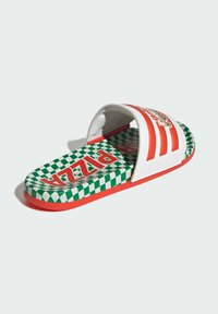 Infradito bianche con strisce rosse e testo "Pizza". Sottopiede a scacchi verdi e bianchi, suola rossa, cinghia imbottita per comfort.