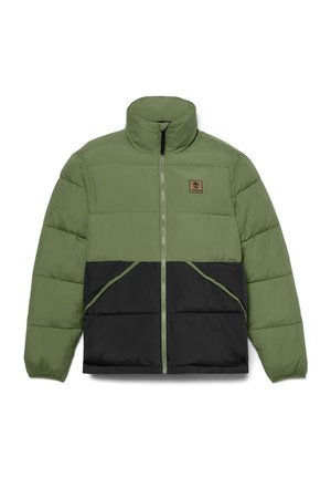 Chaqueta tipo plumón con un diseño a mitad verde y mitad negra. Presenta un cuello alto, cierre de cremallera y bolsillos frontales, con un acabado texturizado.