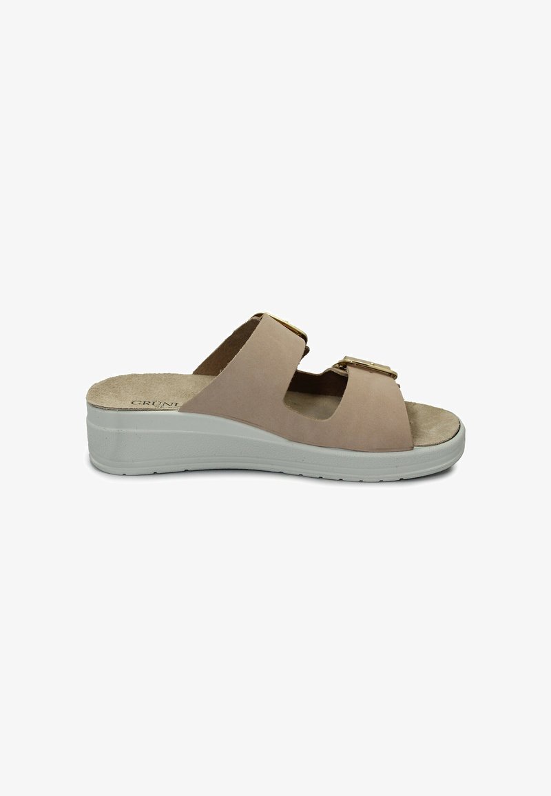 Sandal in pelle beige con piattaforma, dotata di due fasce larghe, dettagli in metallo dorato e suola imbottita. Suola testurizzata per una migliore aderenza.