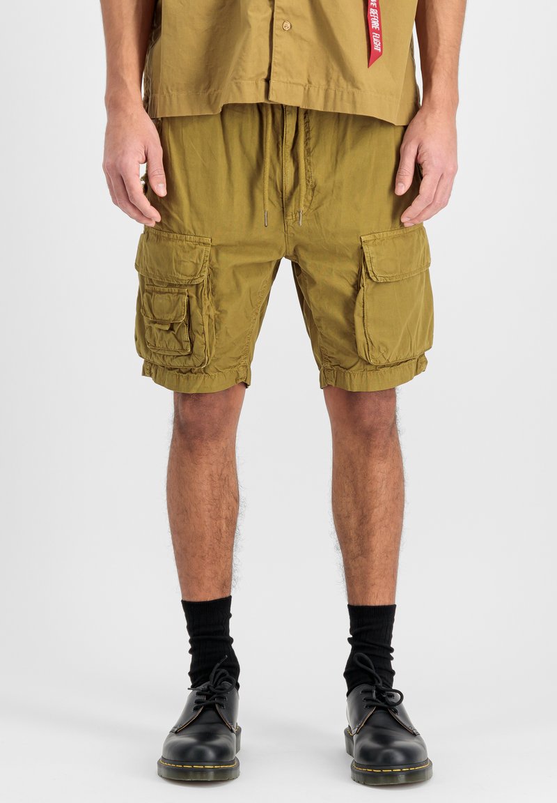Pantalones cortos de cargo en color verde oliva, fabricados con un tejido ligero, que cuentan con múltiples bolsillos con solapa, dobladillo elástico y una cinturilla con cordón.