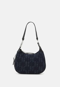 Denim axelväska i mörkblått med svarta läderaccenter, med en böjd form och silverfärgad metall. Strukturerat mönster över tyget.