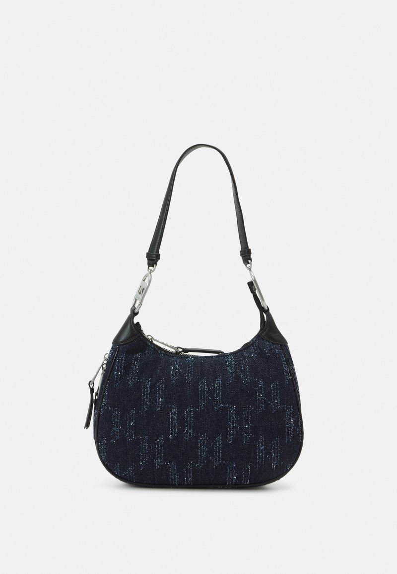 Denim axelväska i mörkblått med svarta läderaccenter, med en böjd form och silverfärgad metall. Strukturerat mönster över tyget.